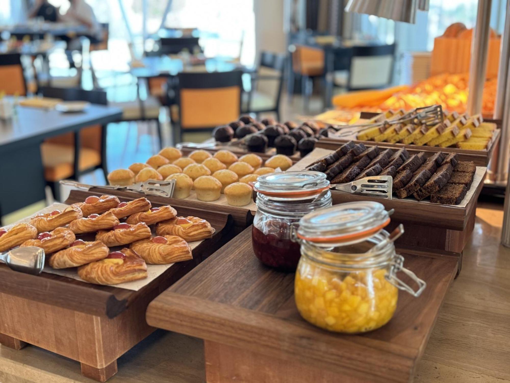 Shaza Doha酒店 外观 照片 A selection of pastries and jams at a buffet