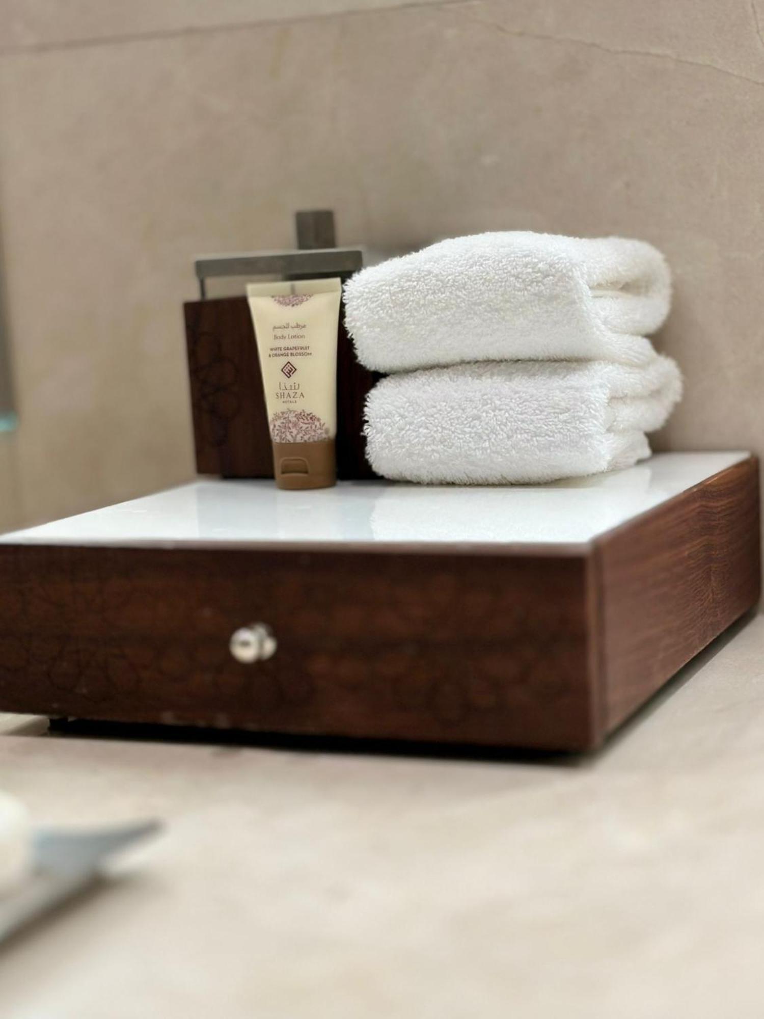 Shaza Doha酒店 外观 照片 A drawer with a towel and soap